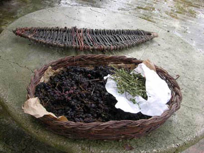 Dalla tradizione delle nostre campagne, il trebbiano spoletino, "telarini", dove l’uva era messa ad appassire