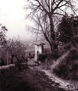 Trevi, l'antica strada di San Martino vista da Monte, verso il 1960