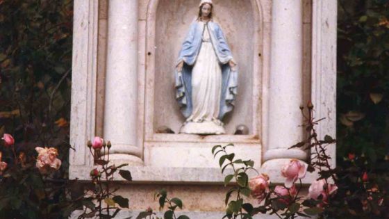 Campello sul Clitunno - Pissignano, via della Chiesa giardino della canonica di San Michele Arcangelo [CAM004]