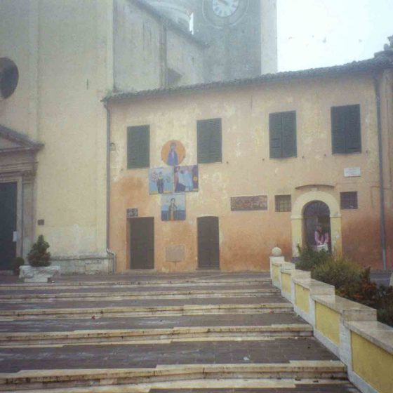 Campello sul Clitunno - La Bianca, piazza Garibaldi «Tavole ecumeniche» [CAM020]