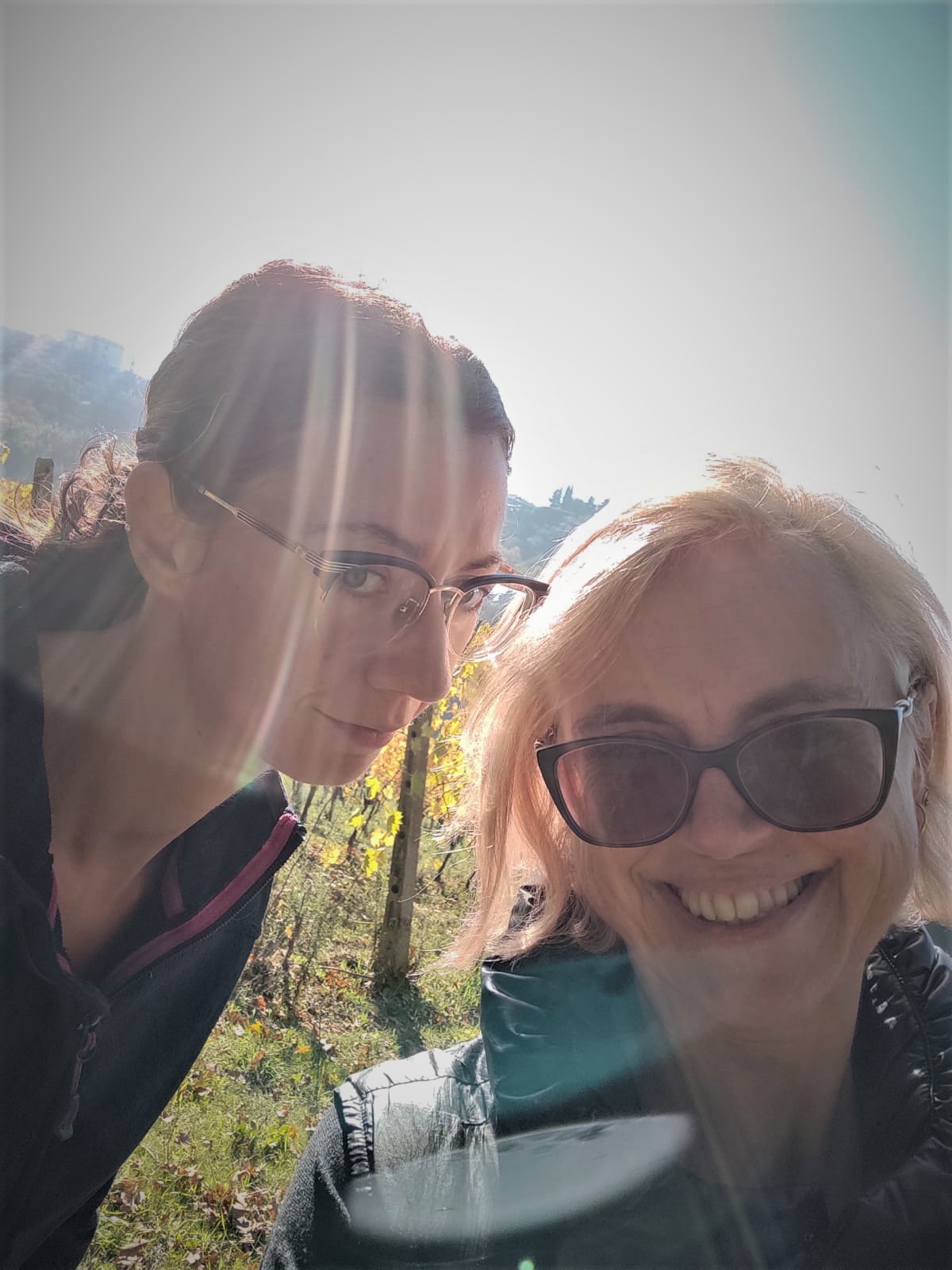 Selfie di Erica e Guenda lungo uno dei percorsi che attraversano i vigneti di sagrantino e non solo