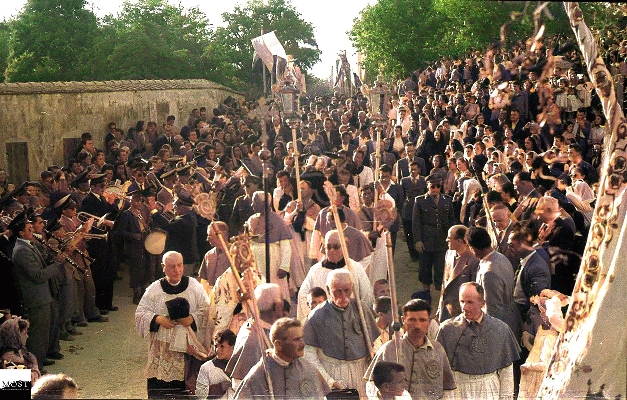 La processione del Miracolo delle Acque di Bovara nel suo antico splendore in una foto di Vincenzo Giuliani (1904-1980), risalente agli anni '50, pubblicata nel sito della Pro Trevi a cura di Franco Spellani. La foto è stata restaurata a colori da Stefano Bordoni che l'ha pubblicata