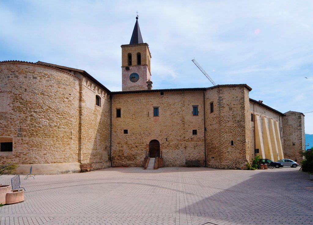 Castel Ritaldi, la piazza - Foto di Massimo Chiappini per il progetto 'Edicole sacre' (Archivio Comunità Montana dei Monti Martani, Serano e Subasio)
