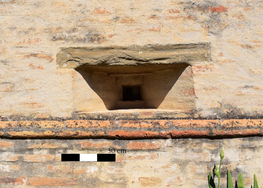 Feritoia cinquecentesca e cordolo lungo le mura castellane superstiti (lato Sud) - foto di Stefano Bordoni