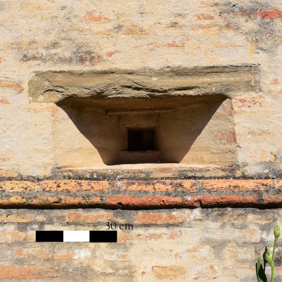 Feritoia cinquecentesca e cordolo lungo le mura castellane superstiti (lato Sud) - foto di Stefano Bordoni